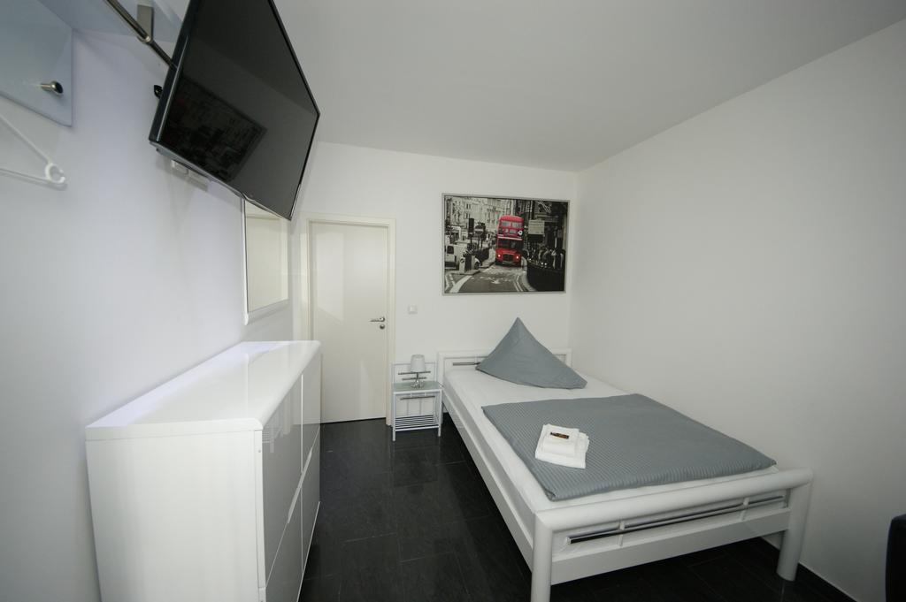 Am Rosenplatz,24 Stunden Check In, Kostenfreie Parkplaetze Hotel Brechtorf